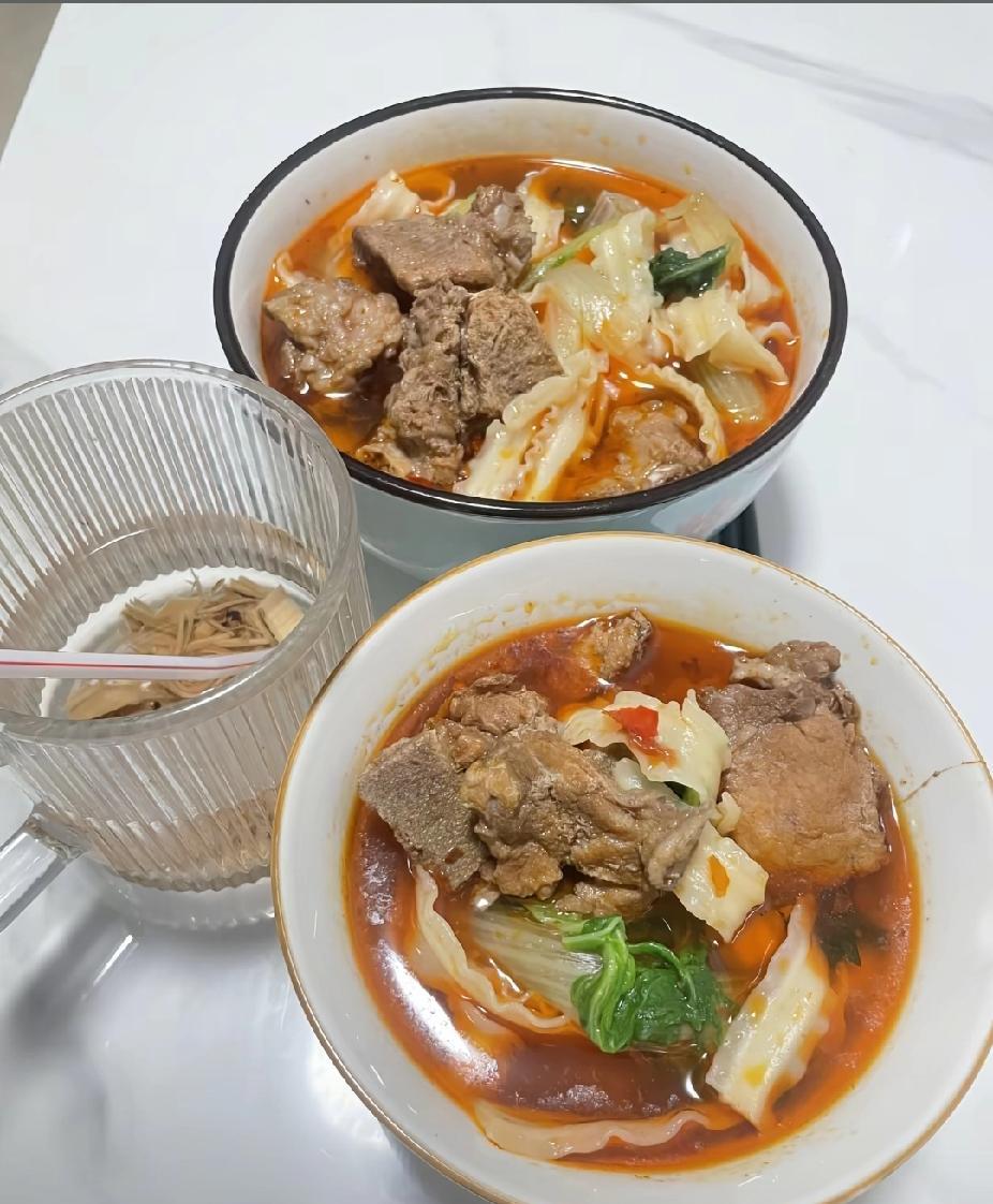 中午，15岁的儿子问我想吃什么饭？我正在看书，不敢相信的说：今天你做饭呀！你除