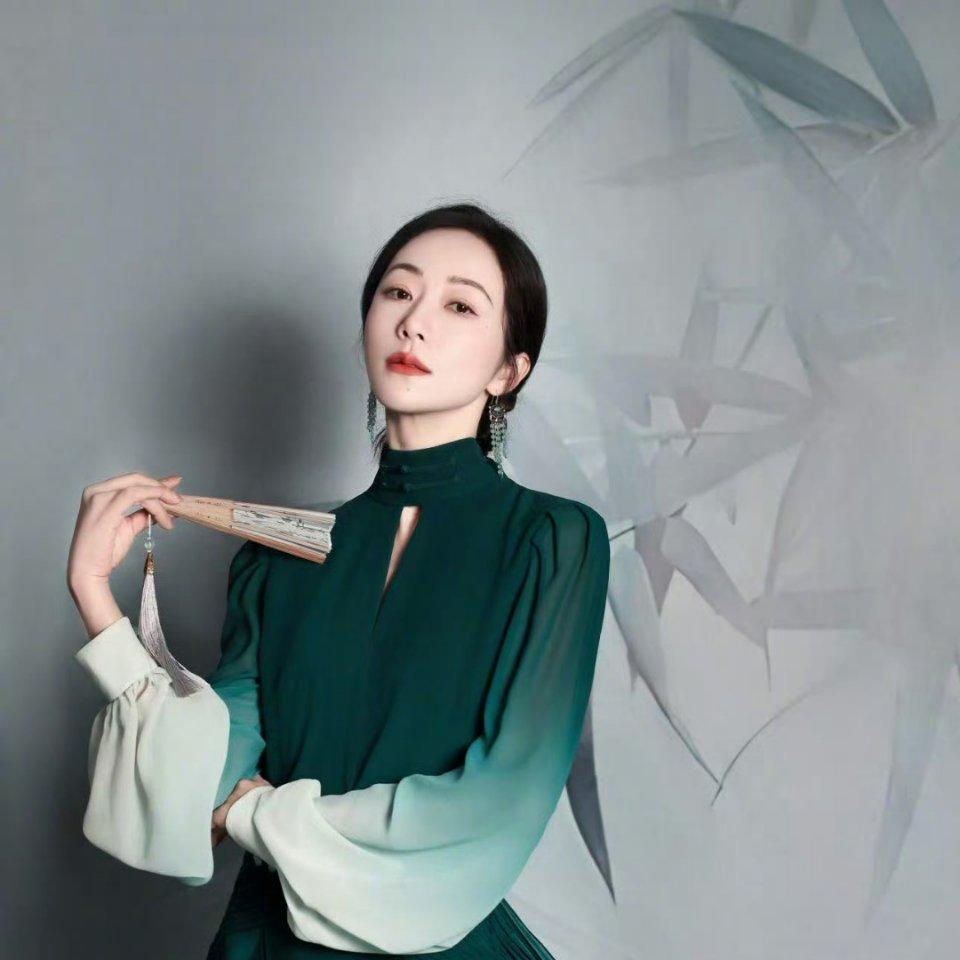 央视中秋晚会的阵容，演员比歌手还多，好好奇歌手们都去哪里了？一开场就是韩雪，然
