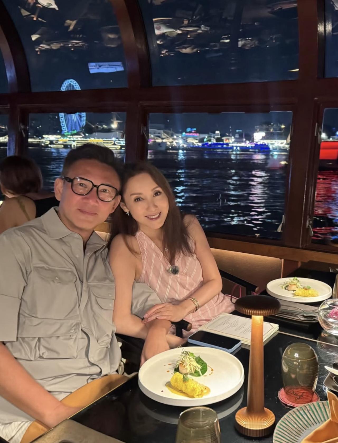 郭可盈近照，她和老公林文龙出海游玩，夫妻俩坐在邮轮上吃烛光晚餐的画面。郭可盈