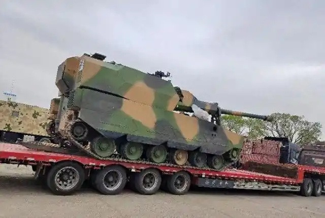 这辆100式车族混动底盘的155mm自行榴弹炮好强[墨镜]100式混动底盘近期不