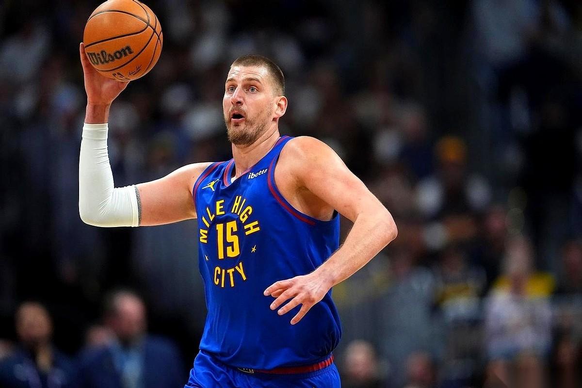 约基奇这赛季，算是把“陪跑”这俩字玩明白了。数据，场均28分13板11助，比他