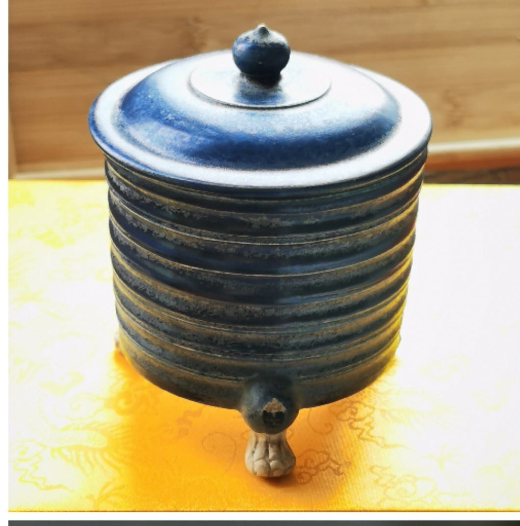唐三彩器物是最早出现，以蓝釉为装饰的古代陶瓷器物，此时的蓝釉还是属于低温釉，在釉