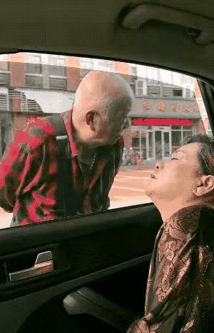 大爷图的啥呀！还不如敲敲玻璃窗直接问问：大妹子想找老伴吗？出来握握手认识一下……