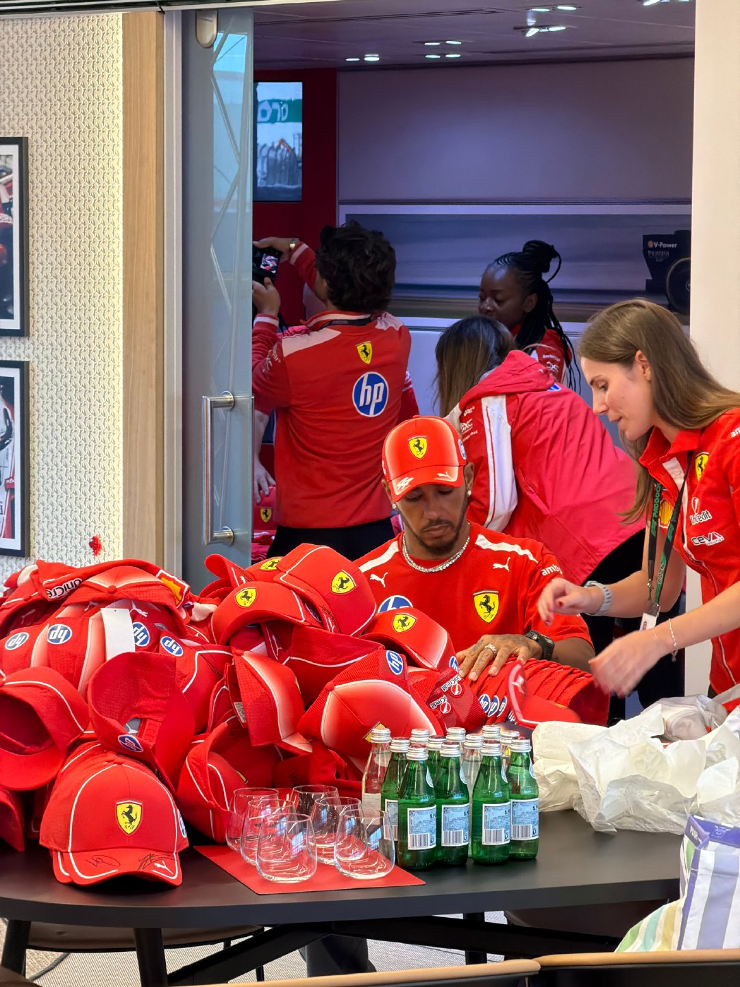 看起来刘易斯还有不少工作要忙了✍️🤔#法拉利F1车队##F1#​
