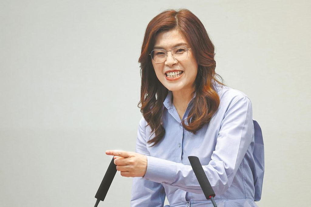 郑丽文承认卢秀燕是太阳国民党台中市党部4日举办“小组长培训暨三级组织党务干部