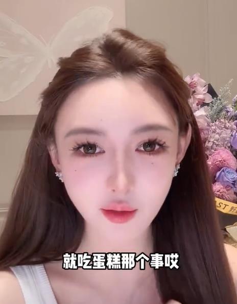 #叶珂回应吃蛋糕梗由来#对于“珂学”，网友趋之若鹜。认为叶珂视频中的吃蛋糕已成