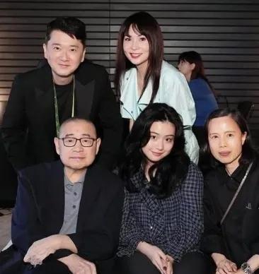 好久不见的大刘，昨天居然陪女儿刘秀桦一起出来参加活动了，看来现在大刘最疼的就是甘