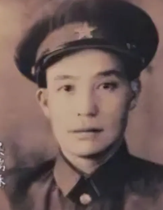 1941年，山东纵队一部遭到伪军进攻。可诡异的是，双方子弹横飞，却并没有人受伤。