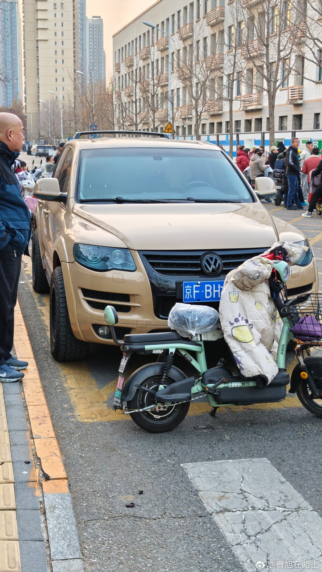 今天被一台非常老的途锐，给秀了一脸，这台车有拖车钩，还有沙漠黄的配色，还配了at