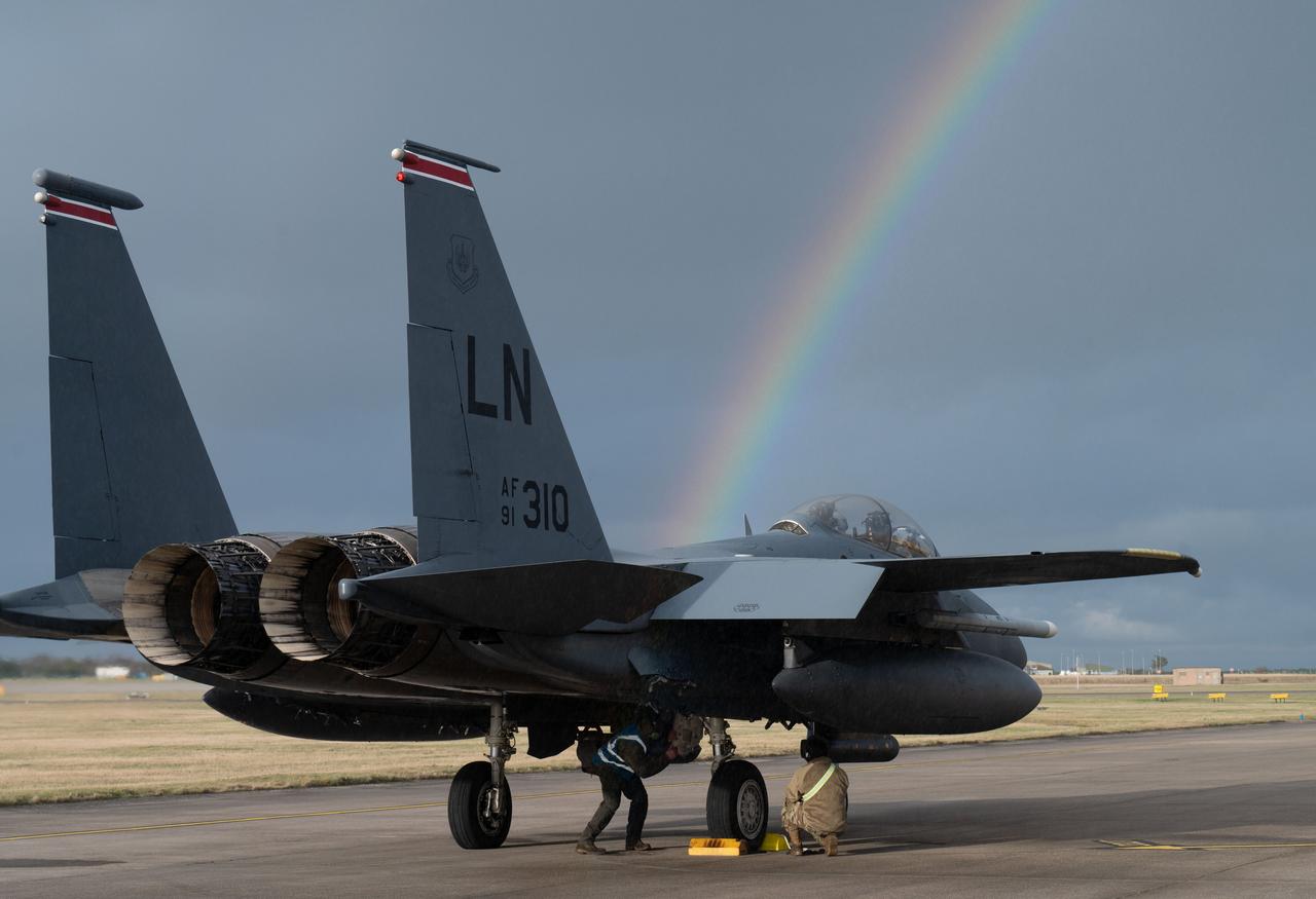 朗子这会估计是真的捅下来一架美军的F-15战斗机。根据一些特征，这像是一架F-1