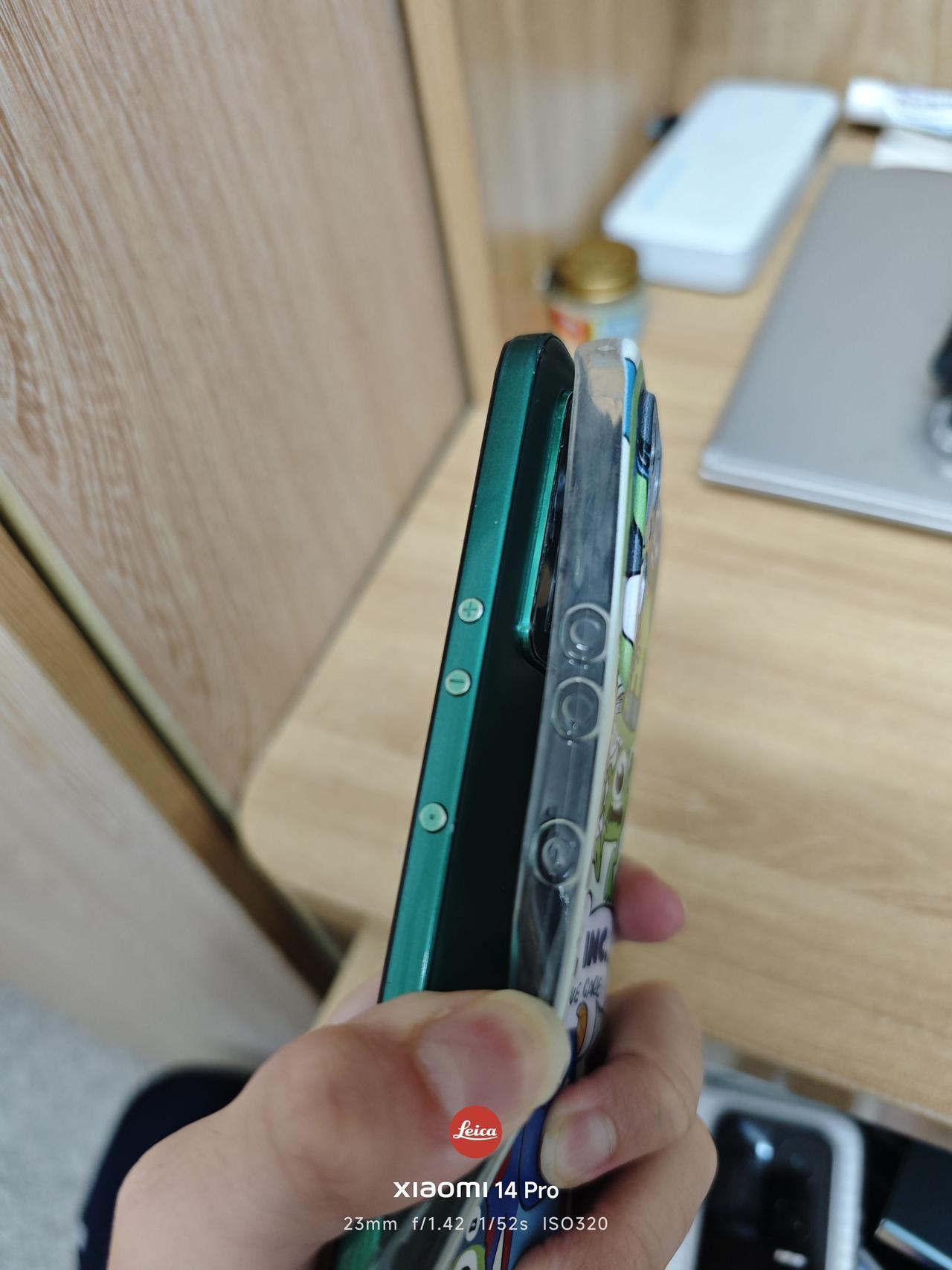 小米17Ultra发布了，雷军却被骂惨了小米17Ultra机身音量键大改，变