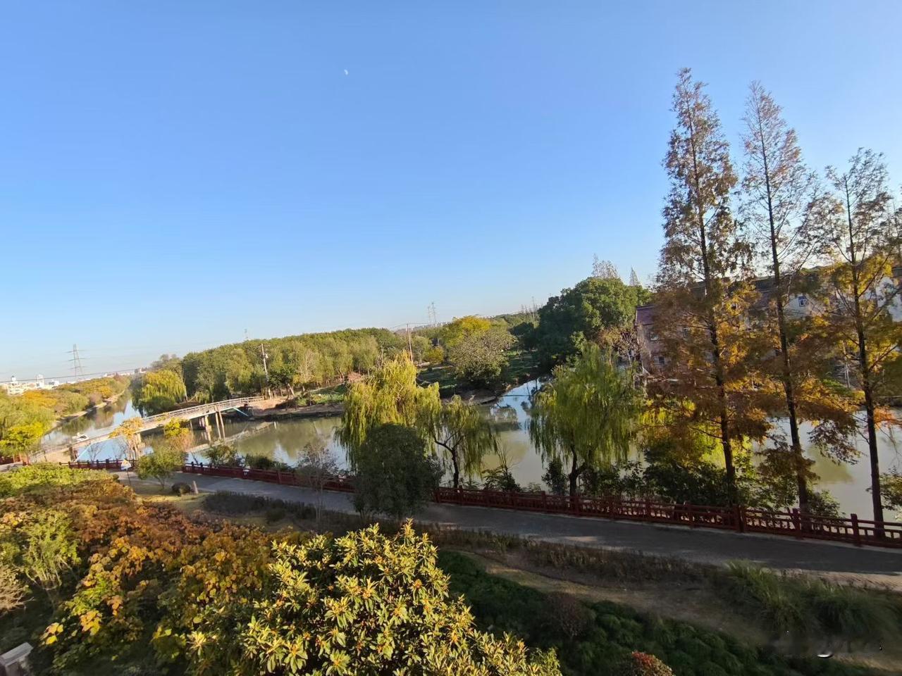 老公的兄弟因为装修房子的材料费没给店家，现在起诉了。店主是我们认识的人，以前