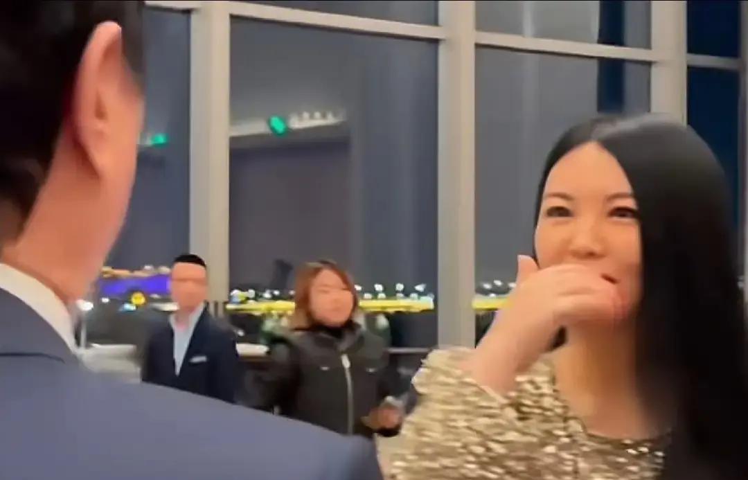 别羡慕李湘的松弛感了，她把女儿送进英国王室校友圈，这才是最狠的“教育射门”！⚽