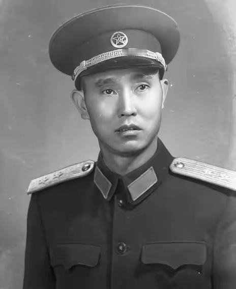 1947年，一名解放军师长，大腿根部受伤住院。这时，一19岁女护士来到他的病房，