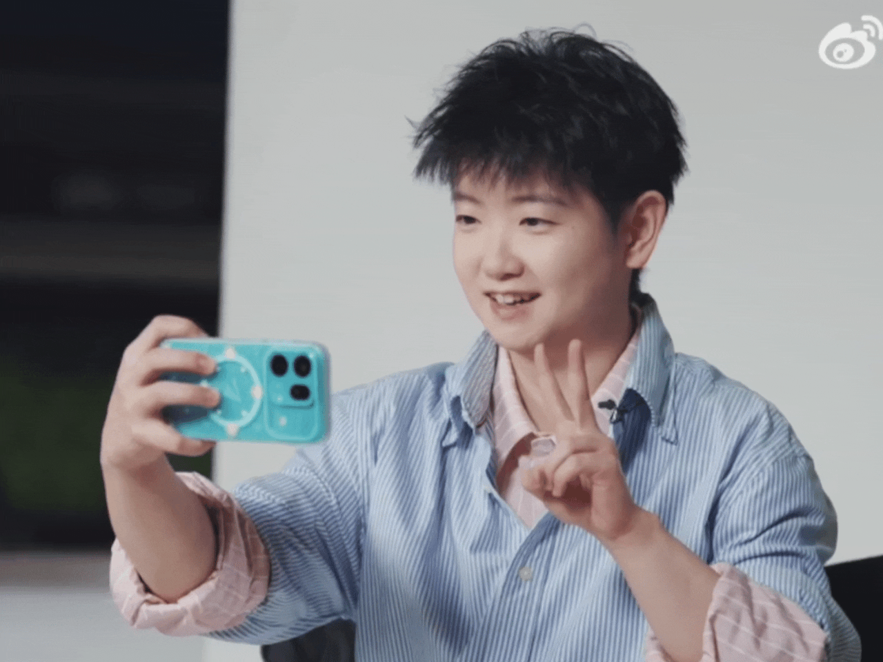 孙颖莎私下自拍路透！软萌比耶的样子也太戳人了✨这组花絮一出来，孙颖莎的反差萌