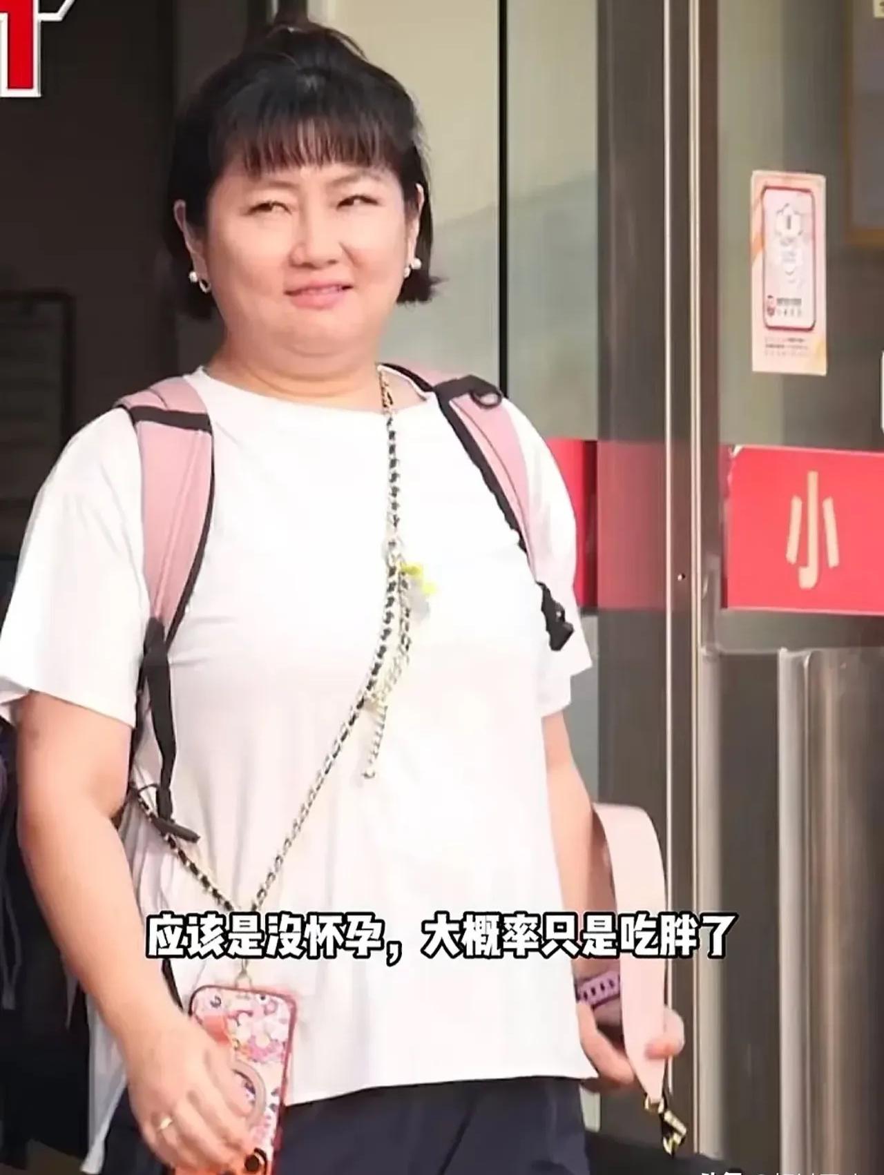 久违露面的Selina的状态变化还挺大。看照片她明显胖了很多，目测体重大概