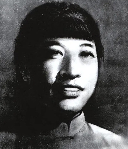 1928年9月19日，一女人被敌人带到刑场。他们残忍的将她衣服去掉，四肢分开绑在