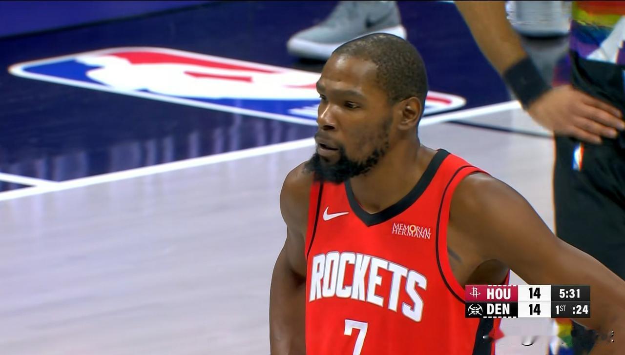 火箭新星谢波德真是太尊重前辈杜兰特了！在今天火箭客场以115：101战胜掘金的赛