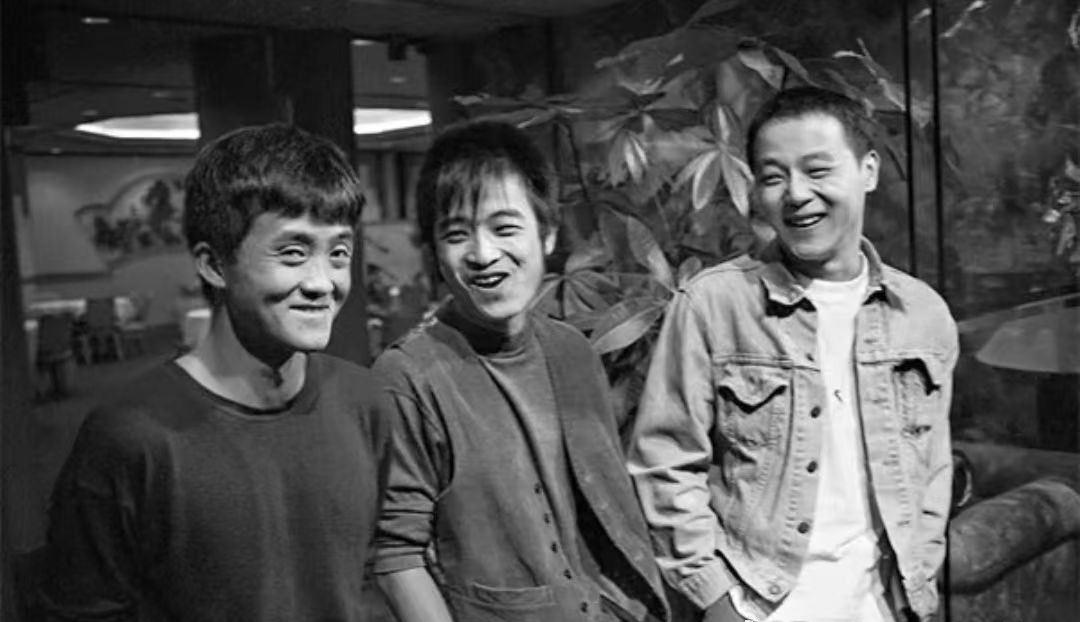 张楚:外界都说，我们三个，一个死了，一个疯了，一个成仙了。何勇:我哪是疯，我只