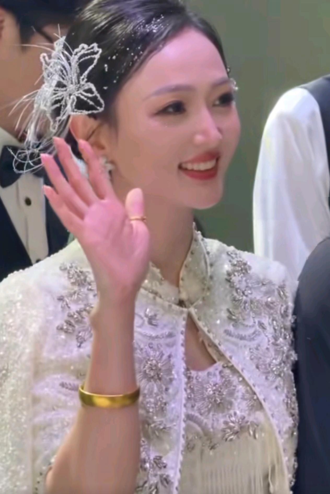 天啊，儿子的婚礼上年过40的网红婆婆惊艳众人，这颜值、气质、身材，说是新娘