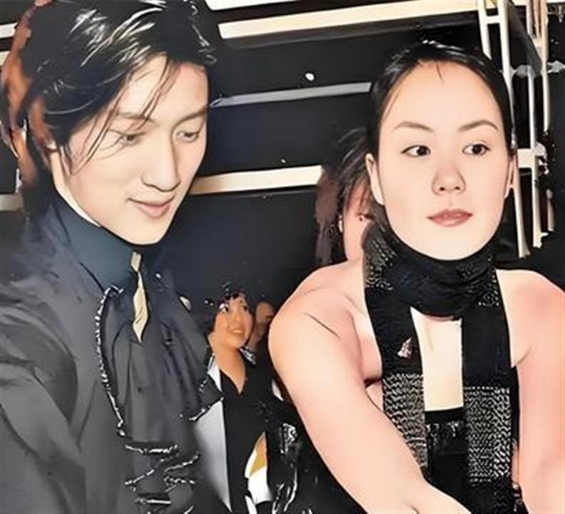 我是真没搞懂，谢霆锋在演唱会上对着王菲表白，这事儿到底有什么好磕的。全网都在刷