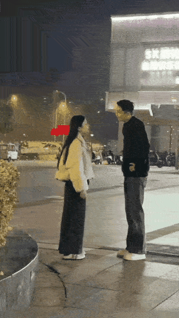 这才是情侣间该有的样子，男的长的有模有样，做的也像个男子汉。两个情侣吵了起来，