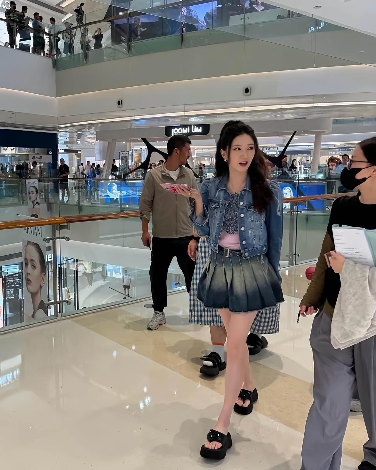 7月23日，有网友在成都万象城偶遇江疏影，她身穿牛仔套装短裙，真的好少女风啊。