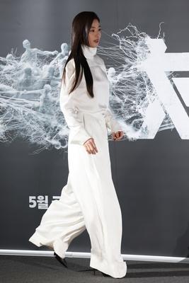 全智贤女神出席韩国僵尸惊悚片《群体》新闻发布会一身白色穿搭松弛又清爽在现