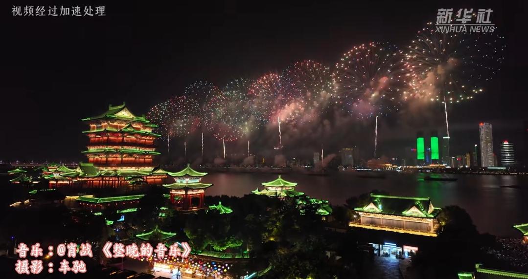 南昌国庆夜：滕王阁撞进烟花里，肖战歌声裹着浪漫穿越古今10月1日南昌赣江边