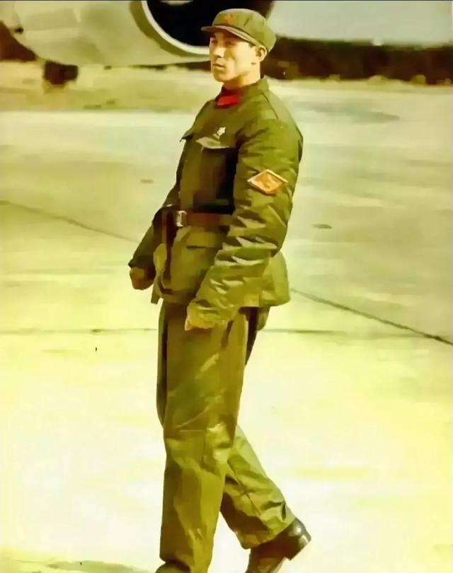 1972年，尼克松访华期间，在总统专机旁巡逻的一名中国军人，英气逼人，这可不是一