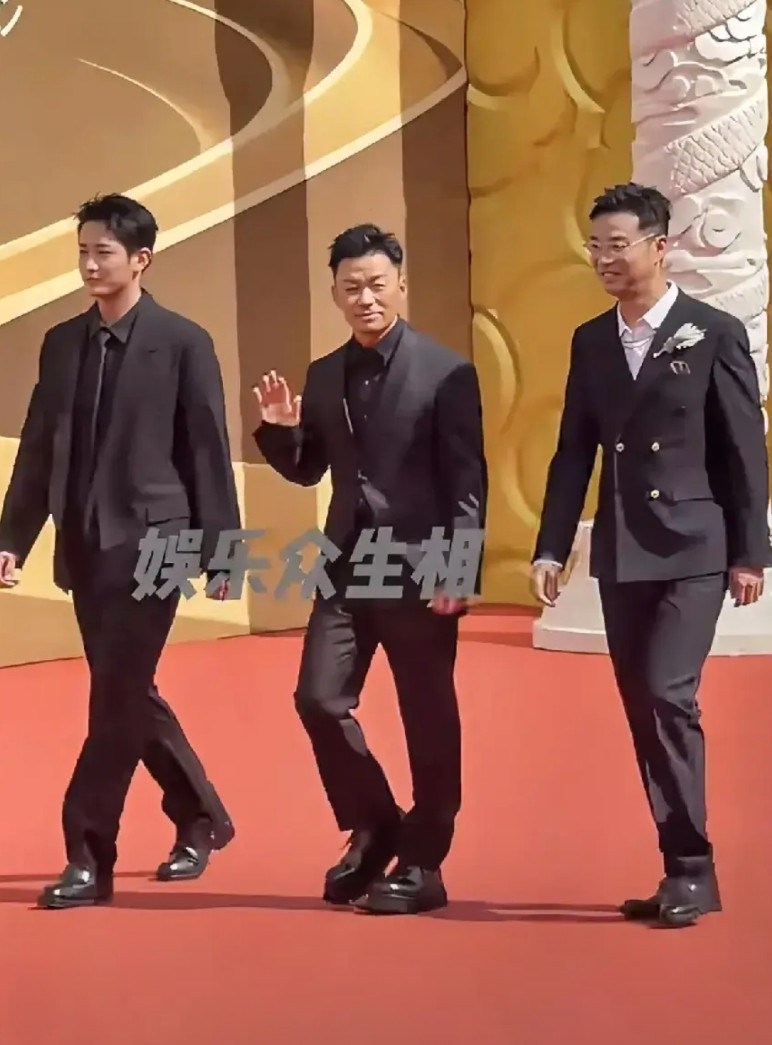 王宝强，还是介意了。这内增高恐怕有9公分吧？其实根本没必要，他事业上达到的高