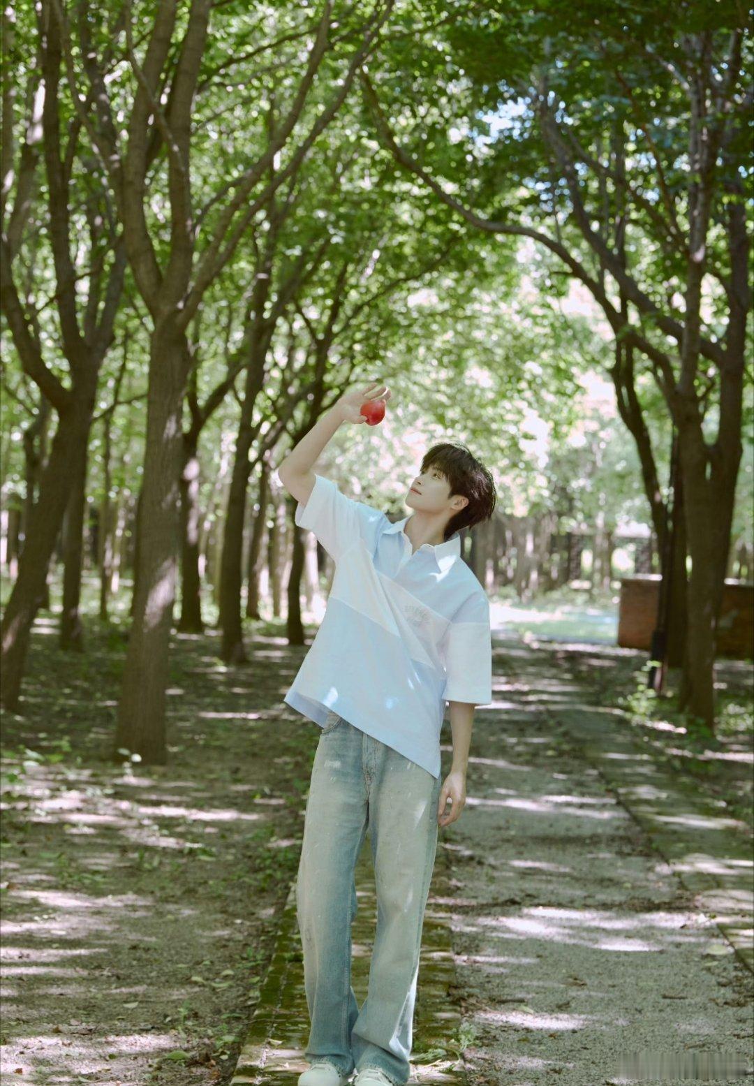 梓渝林间写真✨白衫少年，清爽治愈。发文：往前走，就是答案。梓渝​​​