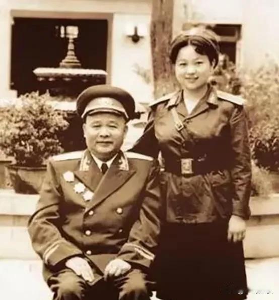 1955年，与徐海东失散二十多年的女儿徐文金在广播中听到了父亲的名字。她怎么也没