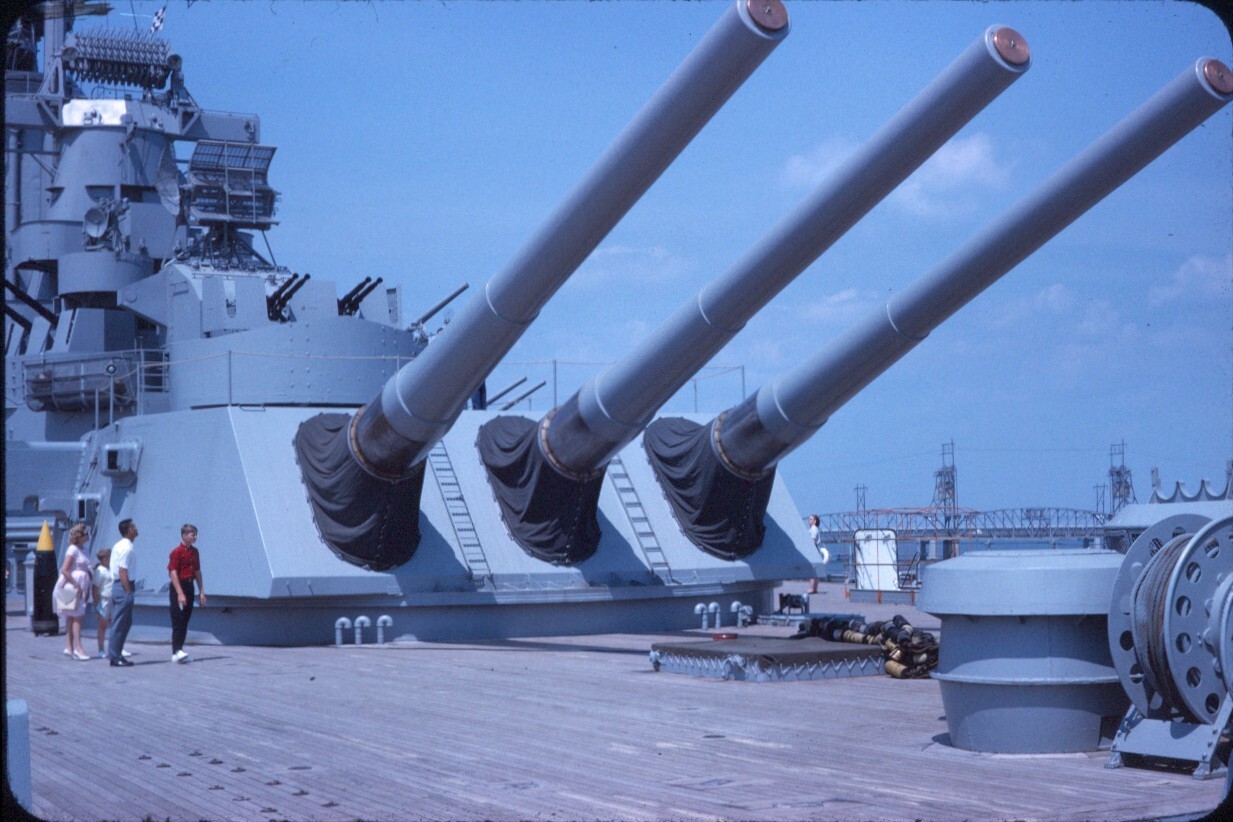 爱荷华级战列舰前部主炮塔的惊人规模，它容纳了三门16英寸（406毫米）主炮。这些