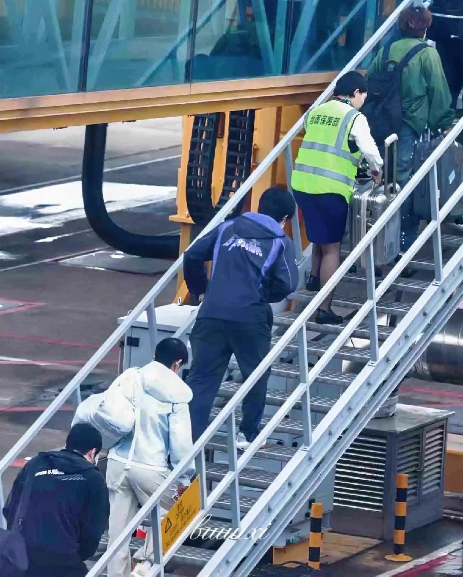 国乒返程，王楚钦开路，孙颖莎紧随其后，梁靖崑为妹妹保驾护航，澳门真是个福