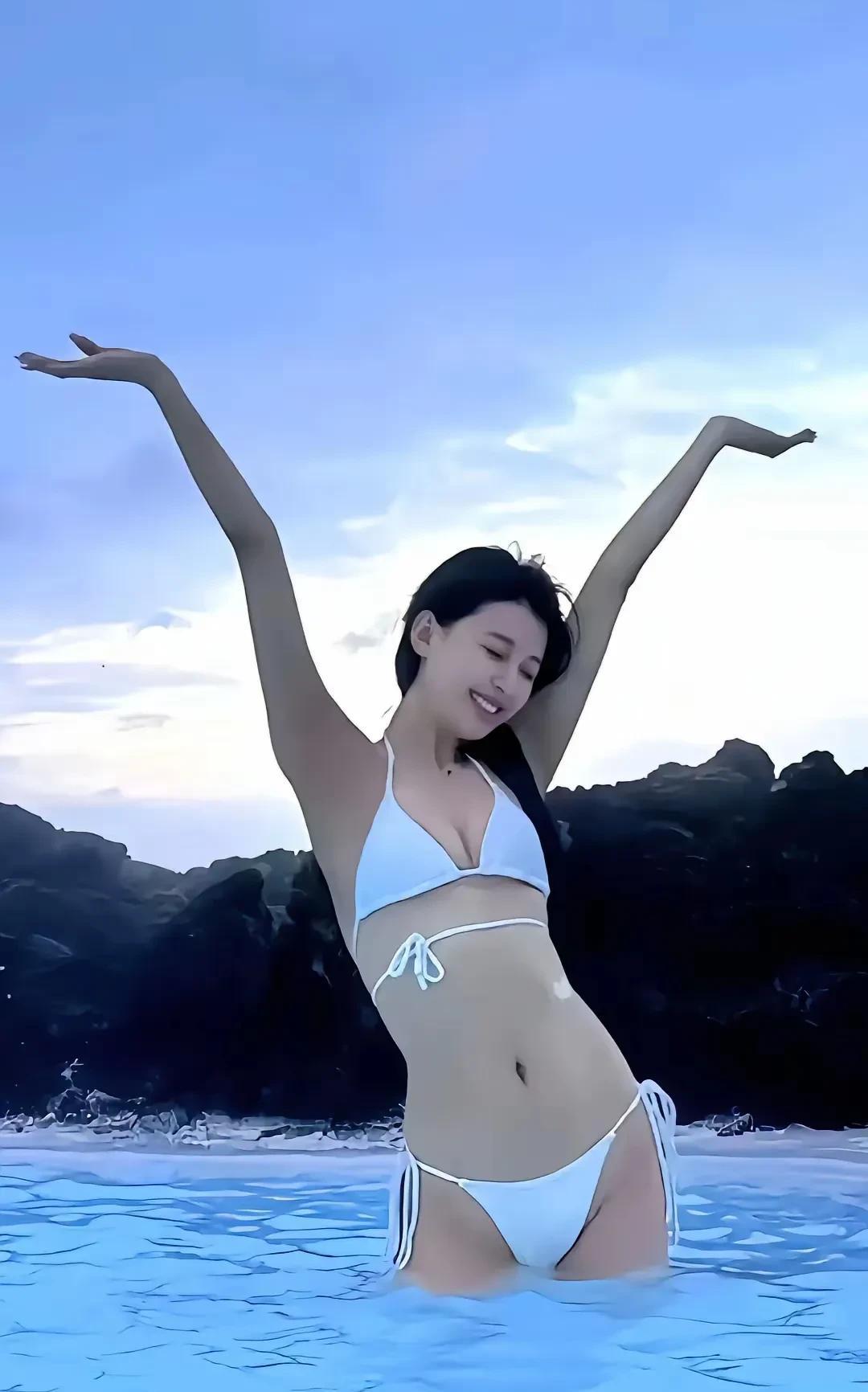 孙怡真的担得起美丽动人这四个字。她的美就像春日里清透的溪水，灵动又纯粹。眉梢轻扬