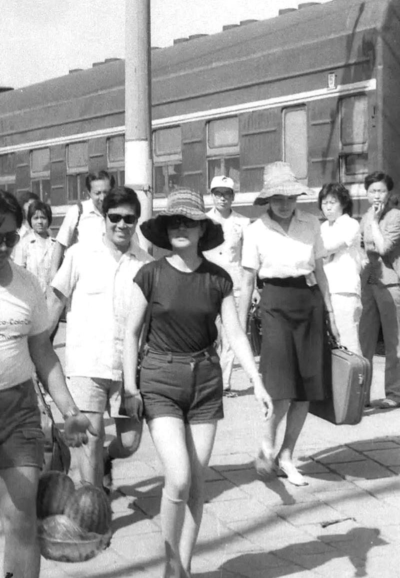 你说八十年代明星赚钱有多拼？刘晓庆当年走穴那劲儿，现在想想都觉得不可思议。名