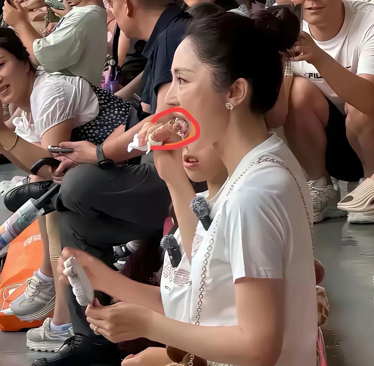 董璇和张维伊这对新婚夫妻，一个打舌钉让人越看越上头，一个非主流发型中分。46