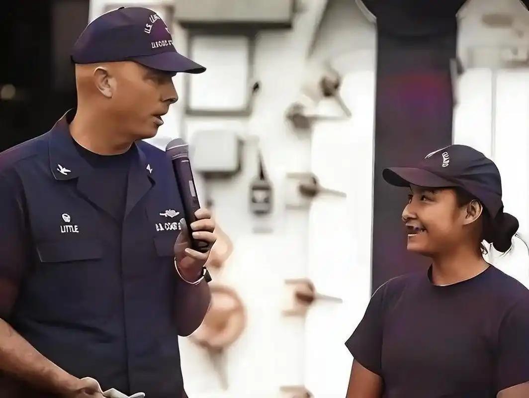 当年在美舰上警告中国海军的华人女兵郑浩儿，本以为能凭此换来绿卡和军功章，可她后来