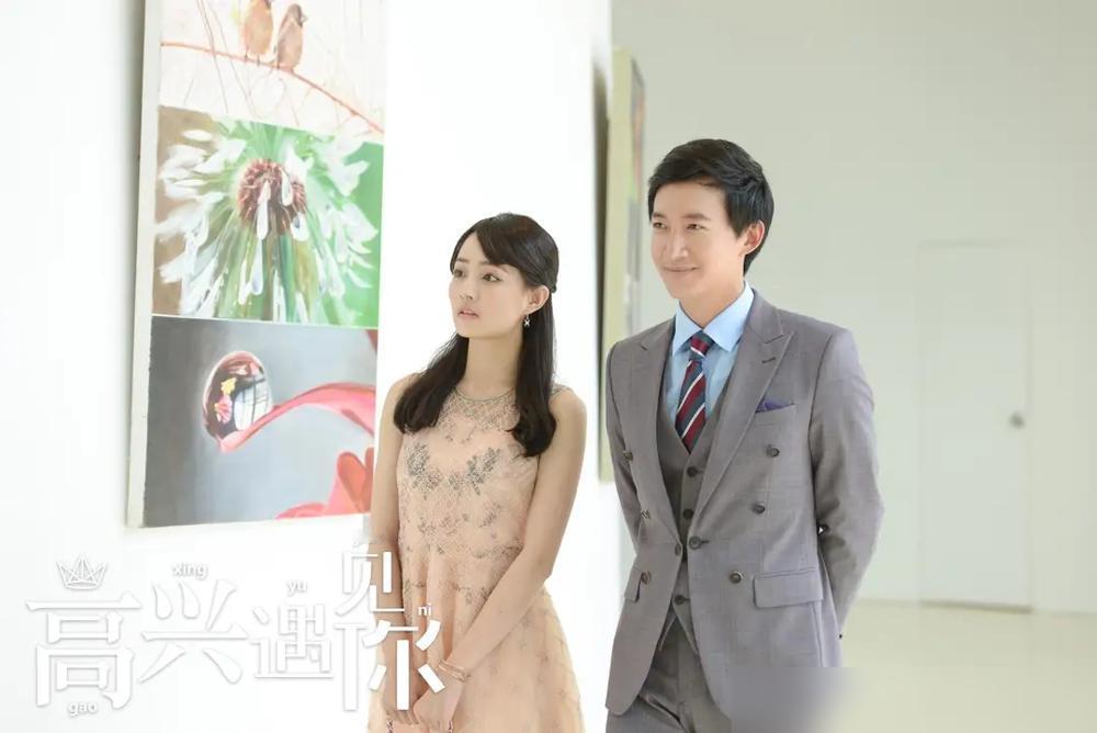 宾馆房间里，他对着被打的女演员咬耳朵：导演真没出息，打完人就跑。扭头对着镜头，他