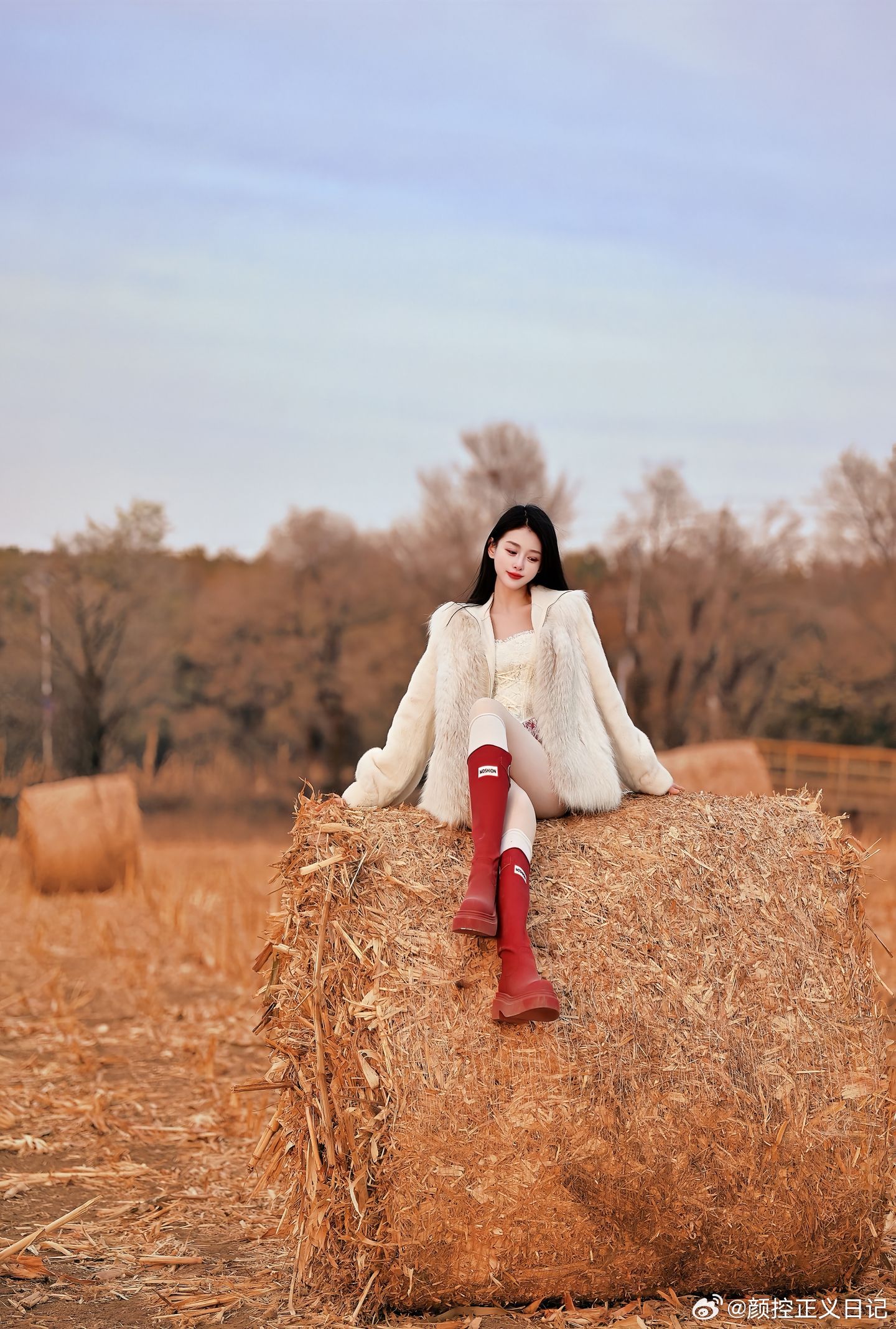 时尚穿搭白色羽绒，配红色穿搭美女精彩人像​​​