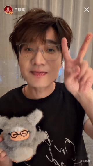 武汉演唱会刚结束，王铮亮就开了下班直播，把毛头和能能带到现场，和大家近距离互动，