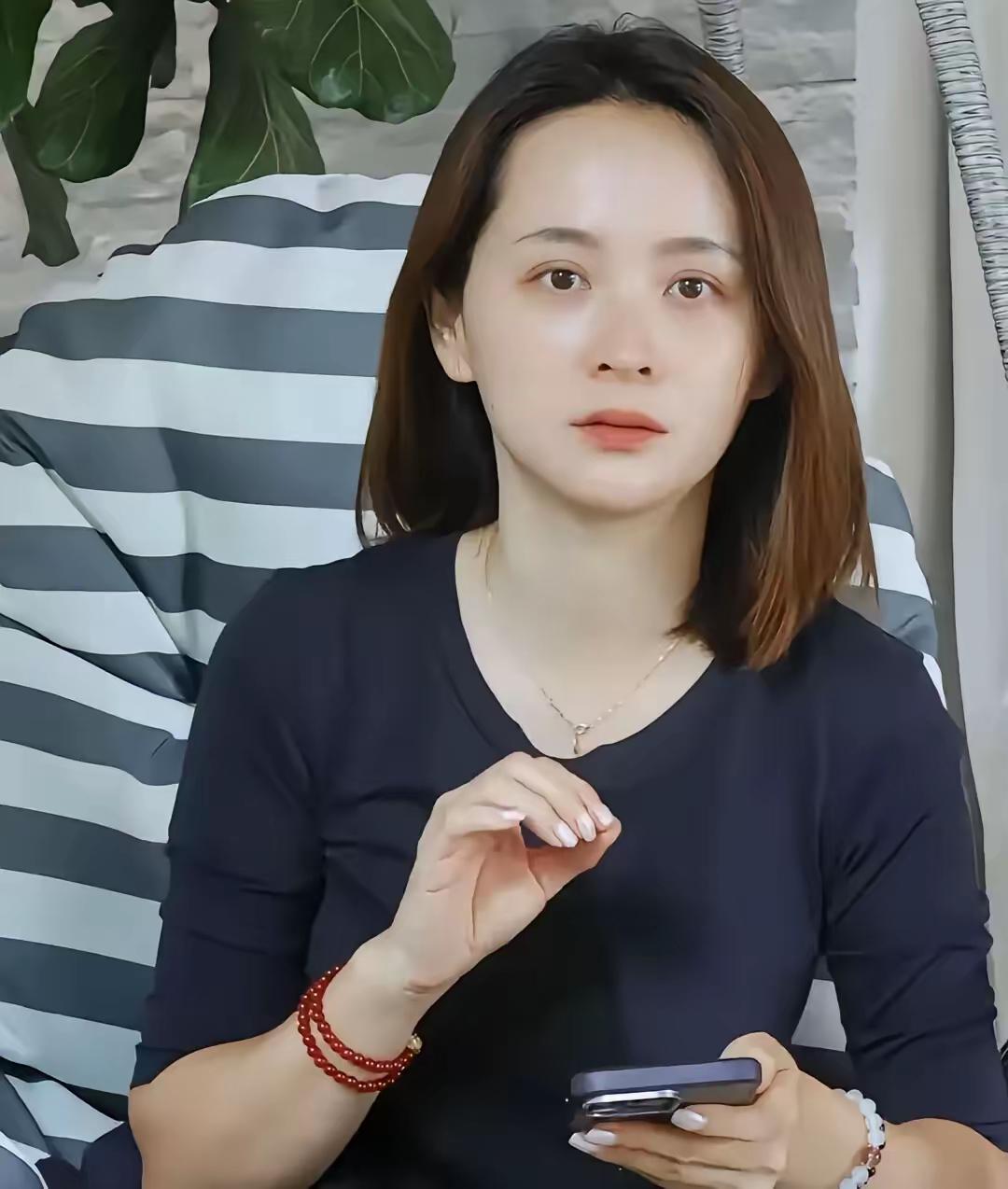 看到邓莎说自己是丧偶式婚姻。我好奇查了一下她老公的路行。​怪不得她能忍住九年不