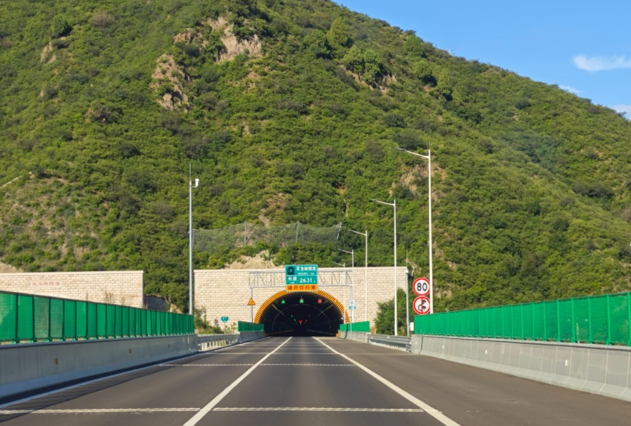 高速公路的隧道风险在哪里？真没必要进行不合理限速，现在很多地方高速公路隧道限