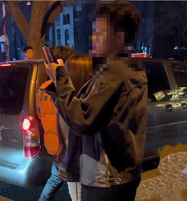 福建厦门，一女子深夜总是看到男友跟别的女子聊信息，就怀疑男友是不是在跟其他人搞暧