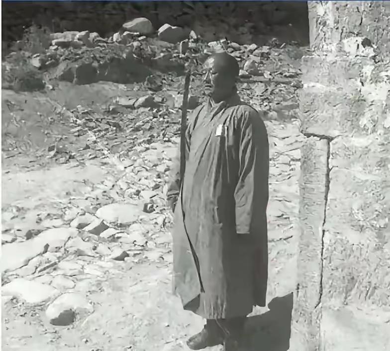 1938年，一个和尚带着几十个僧人抗日，贺龙让余秋里邀请他们加入八路军，