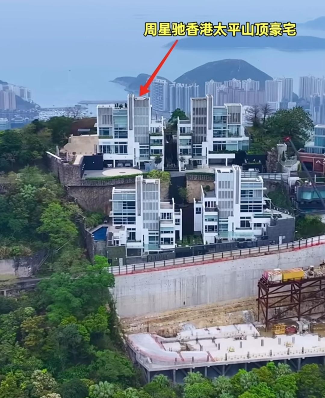 周星驰在香港太平山有座市值约20亿的豪宅，可星爷至今没结婚，连个女朋友都没找到，