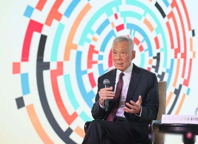 李显龙罕见发声，美军抓总统，小国还能中立吗？2026年1月8日，新加坡前总理