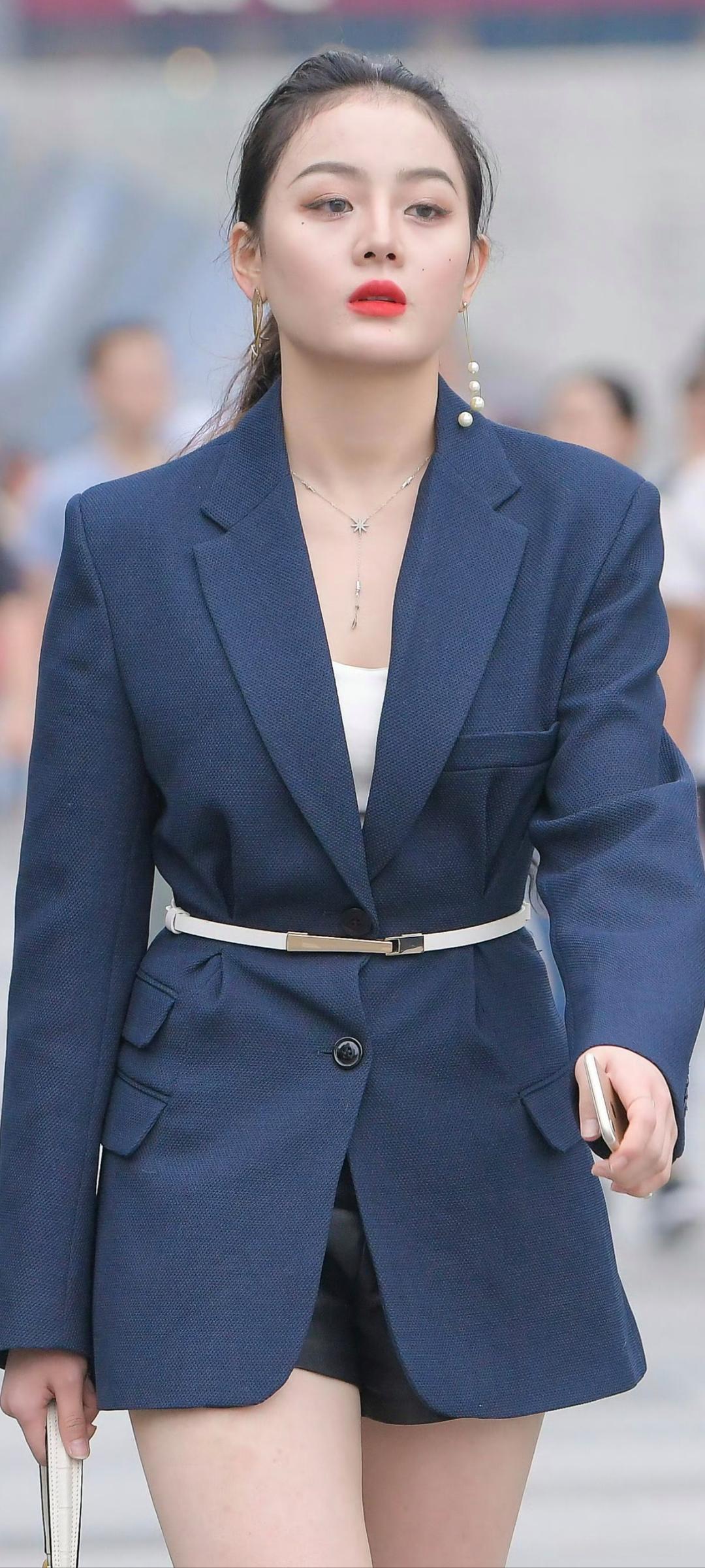 街拍职业装少妇