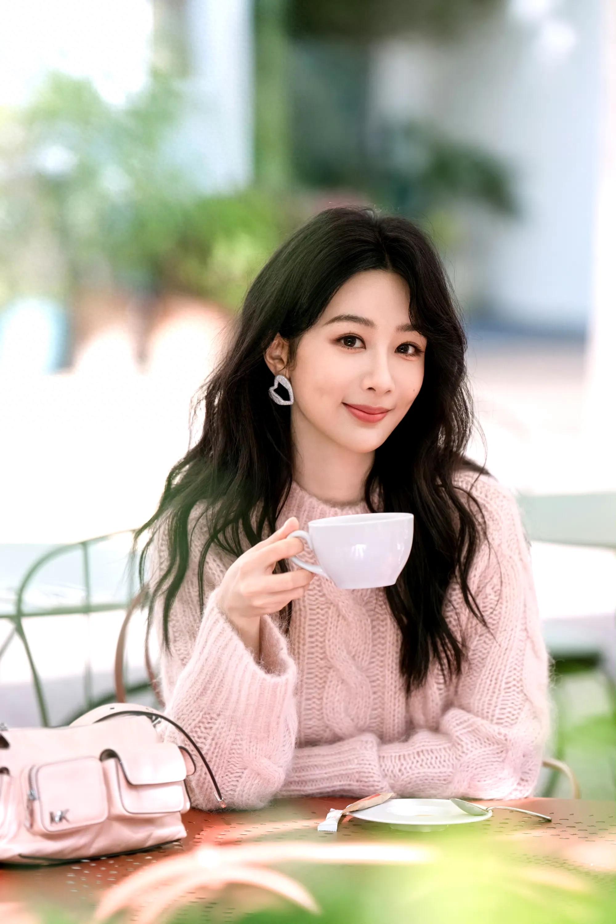 明星杨紫甜美造型：邂逅美好，慵懒定格，与你心动！